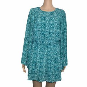 Love fire dress shorts woman’s size S green and wh